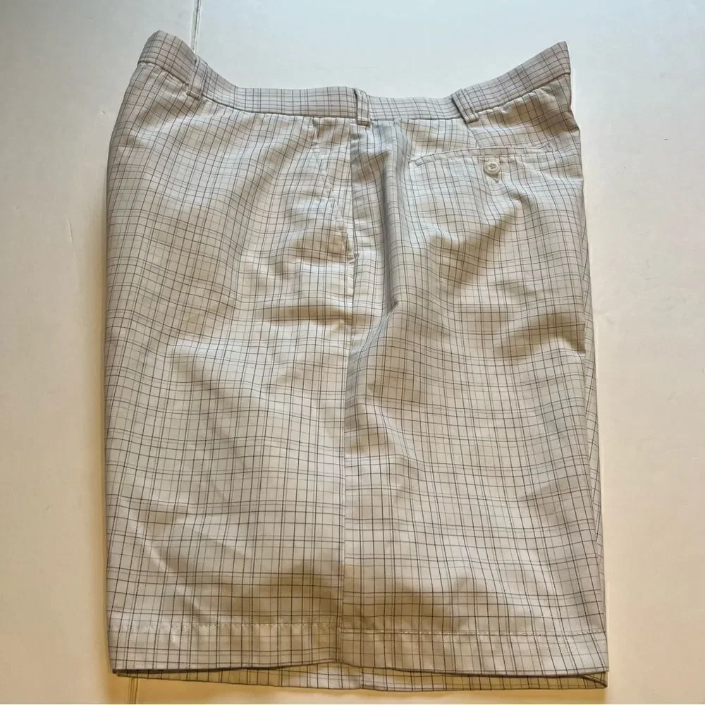 PGA Tour Men's Golf shorts Size 40 White with fine stripes